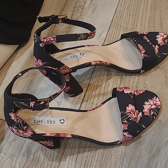 Shoes - Picture 5 of 7